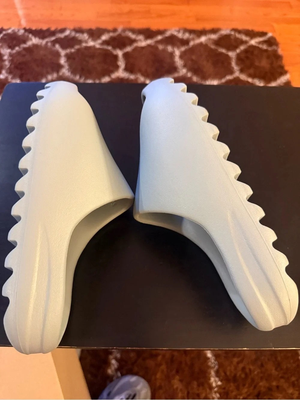Used Men’s Yeezy Slide salt size 9